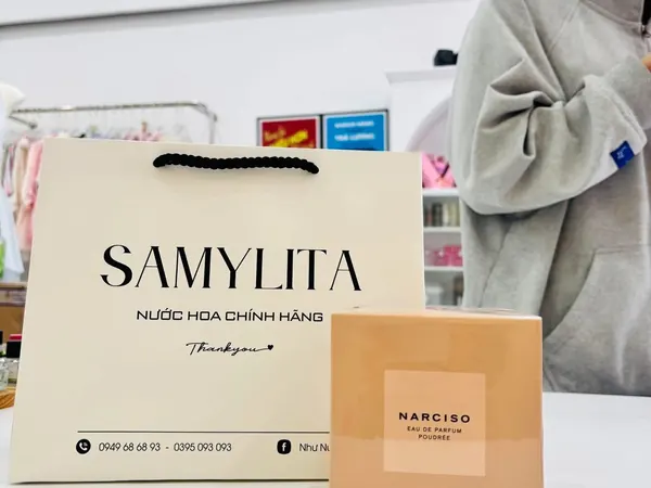 Chai nước hoa chính hãng và túi giấy Samylita