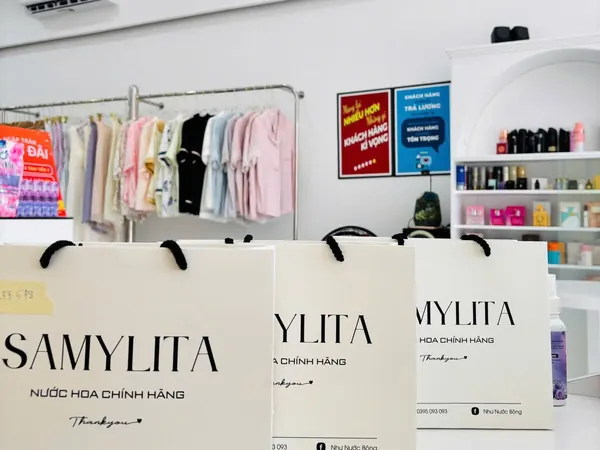 Không gian showroom Samylita với túi quà và kệ nước hoa