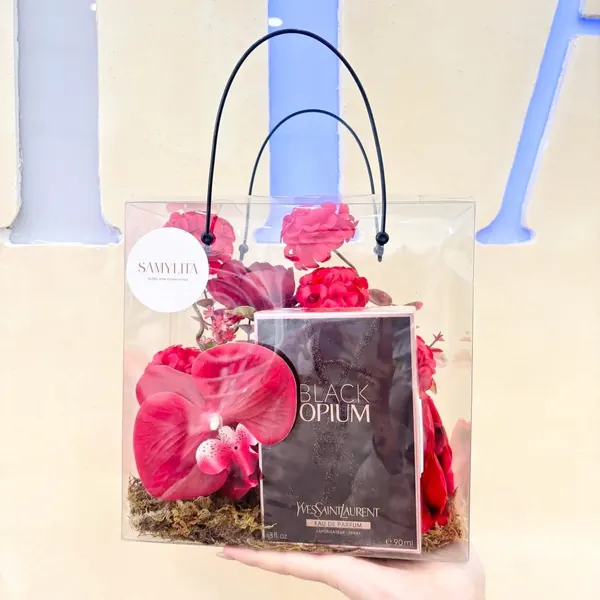 Túi quà trong suốt với nước hoa YSL Black Opium và hoa đỏ