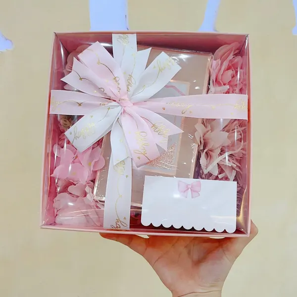 Hộp quà nước hoa tông hồng thắt nơ