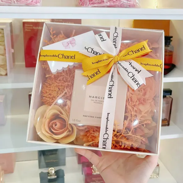 Hộp quà nước hoa Narciso thắt nơ vàng