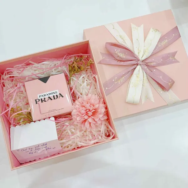 Set quà nước hoa Prada Paradoxe trong hộp hồng kèm hoa