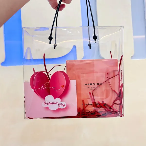 Túi quà trong suốt với hộp nước hoa Narciso và thiệp Valentine