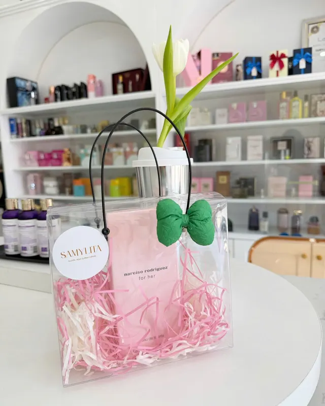 Kệ nước hoa chính hãng bên trong showroom Samylita